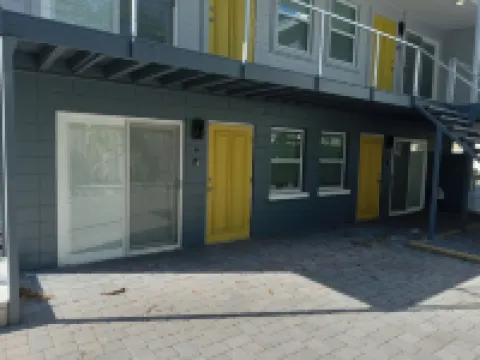 1st floor apt B. 1 mile from waterfront and downtown. Just 2 miles from beach!