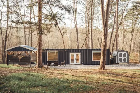 Steel Nest- a charming 2-bedroom container house Rockbridge