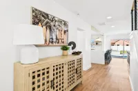 Holiday Home: Saltwater Pool & Spa, Steps to Sand, King Beds