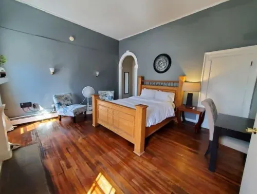 Large Upper 1 bedroom apartment, pet friendly