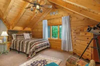 Mtn Sunsets Lodge, Hot Tub, Mtn Views, Fireplaces, River Access, WiFi, Private!