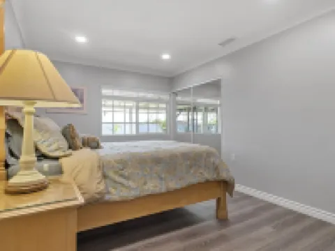 Charming 5 bedroom with a putting green Hotels in Glendora