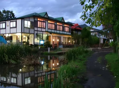 Lake Oshino Hotels near Sakana Park