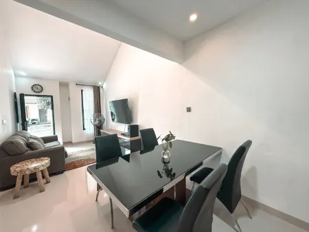 Villa White House Sentul by SAKALAVASA Отели рядом с достопримечательностью «Bumi Kepanduan Sentul»