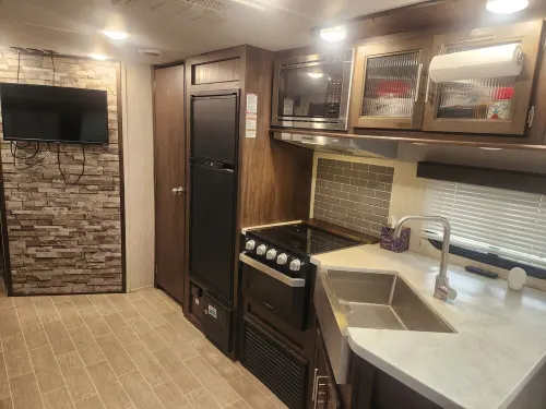 Large RV in Beautiful, Natural Setting! فنادق في هاميلتون