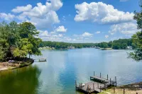 Comfortable, newly remodeled modern 2 bedroom cabin located on Lake Hamilton. Hotels in Garland County