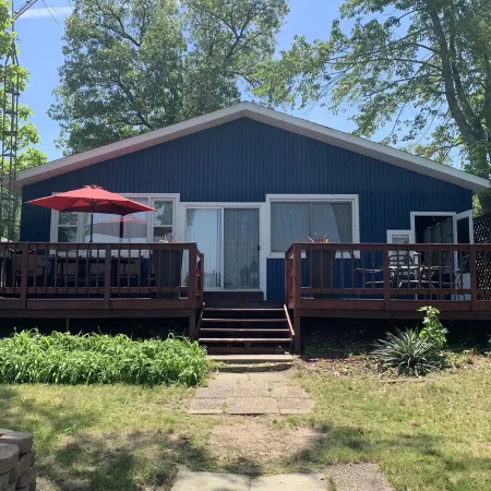 Cozy Koontz lake House right on the water, 30 min to Notre Dame <br>