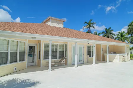 Cozy 1-bedroom condo in sunny Indialantic with AC, fitness room, WiFi