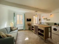 Logement au Coeur du Village Pour 6 « Cocon Sauge » Hôtels à : Cotignac