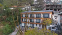 Westend by PerfectStayz at Mall Road - غرفة مطلة على الجبل