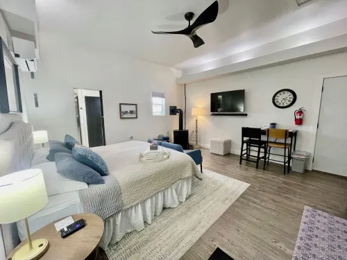 Luxury Suite • Private Yard • Hot Tub • King Bed