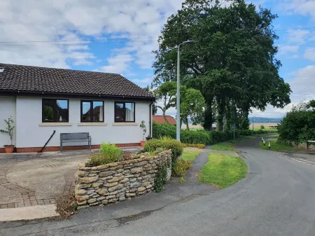 Entire Detached Cottage in Stunning Rural Village Отели в г. Уиттон