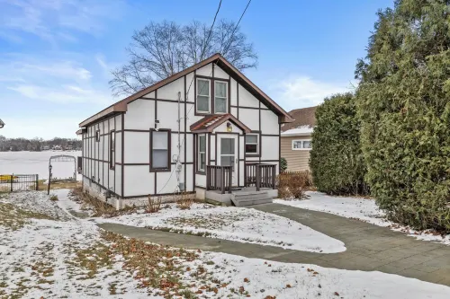 Charming 2-bedroom Lake House Directly on Cross Lake