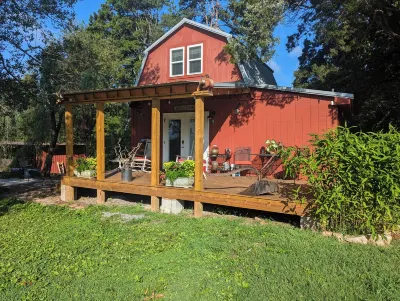 The Barn at Toad Hill. Pet friendly, close to Smokies, Airport. Brand new! Hotels near Mcghee Tyson Airport