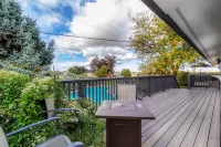 10 minutes from dozens of wineries!