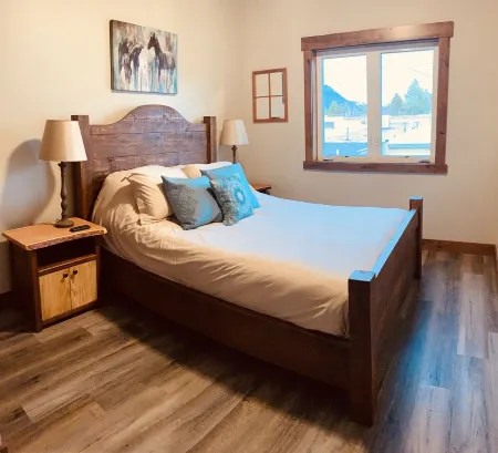 Downtown Columbia Falls Condo Отели рядом с достопримечательностью «Montana Vortex and House of Mystery»