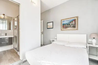 Lia Rooms 2 فنادق في 