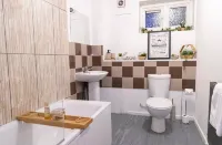 Living Large 5Br Home - Parking - Ideal for Groups