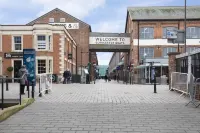 Elliot Oliver - 2 Bedroom Garden Apartment with Parking