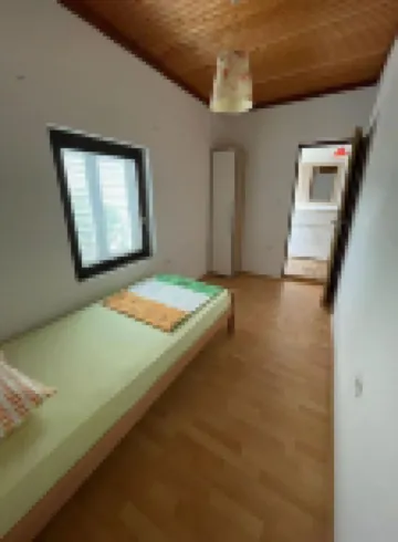 紅色公寓，可容納05人