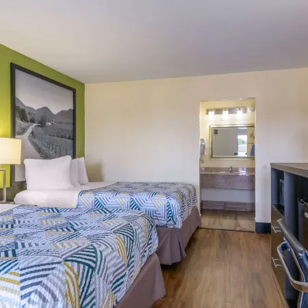 Super 8 by Wyndham Forsyth Hotels in Forsyth