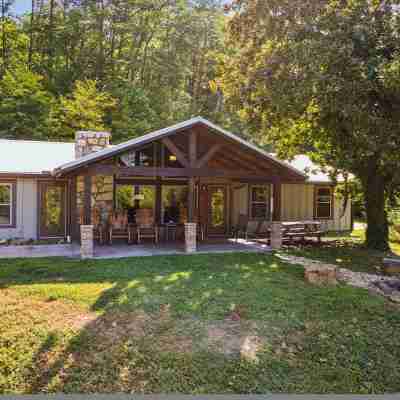 Sharp Hollow by Beyond Expectations W Hot Tub Hotel Exterior