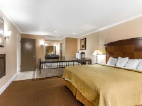 近赫斯特城堡凱藝酒店 聖路易斯－奧比斯波縣酒店