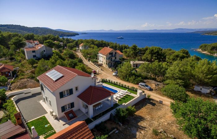 Villa Makarac - Heated Pool, Beach 140m & Kids Playground I Brač