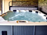 Luxurious Villa with Sauna, Hot Tub, Recreation Room, Large Enclosed Garden - Villas