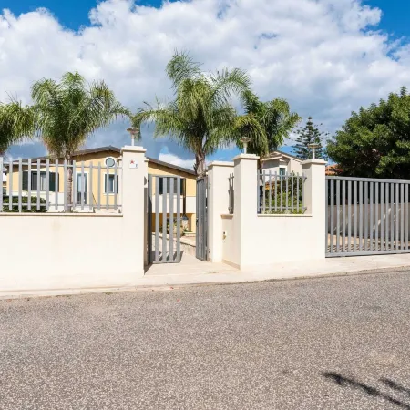 Seaside Apartment with BBQ & Garden