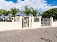 Seaside Apartment with BBQ & Garden Hotels in Reitani