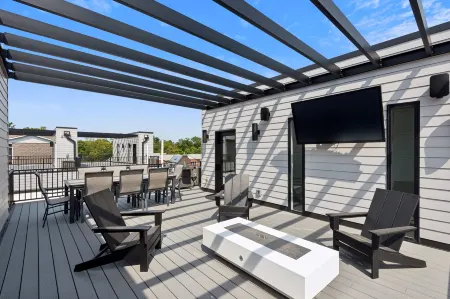 New Modern Townhome with Rooftop Patio 2 Bedroom Townhouse by RedAwning