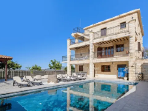 Spacious 7-Bdr Villa with Pool & Sea View Hotels in 