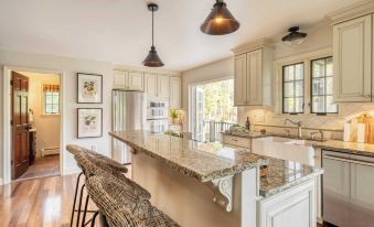 Cortland by AvantStay Charming Heritage Estate w Private Lake Pool