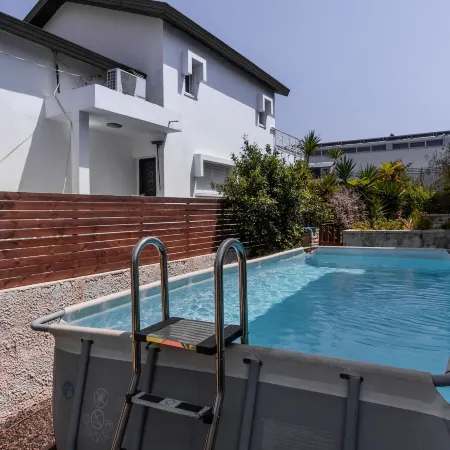 Spacious 4Bd House w Pool in the Heart of Herzliya