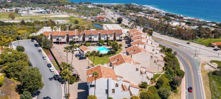 Malibu 2-bedroom designer furnished condo with AC. Central to everything! Hotels in Malibu