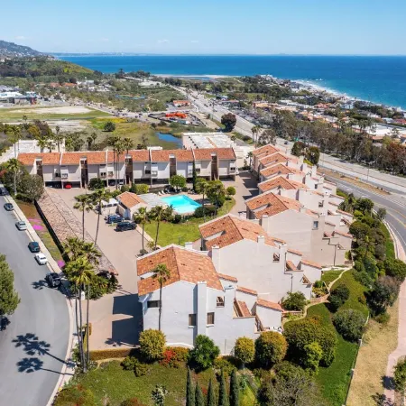 Malibu 2-bedroom designer furnished condo with AC. Central to everything!
