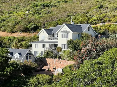 Dunvegan Lodge Отели рядом с достопримечательностью «St James Beach, Kalk Bay»