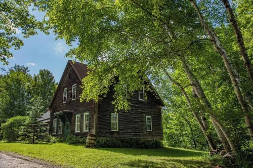 Charming 2-bedroom farmhouse in beautiful Moretown with AMAZING views! Hotels in Duxbury