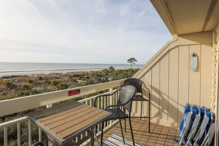 Oceanfront Villa and Stunning Views - Luxurious Coastal Retreat Отели рядом с достопримечательностью «Shipyard Beach Access»