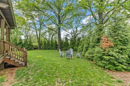 Stylish Outdoor Oasis with Pergola and Fire Pit - Chic Retreat