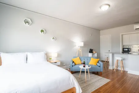 Chic Retreat - WiFi, Air Conditioning, Near Airport