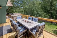 Private Hot Tub and Spacious Yard Near Scenic Trails - Cozy Retreat Hotels in Bella Vista
