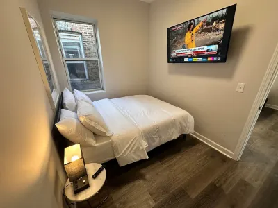 Chic Haven - Modern Amenities, Stylish Decor, WiFi Hotels in Ukrainian Village