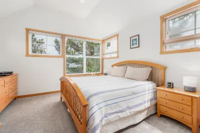 Cozy Haven - Gas Fireplace, Beach Access, Bikes