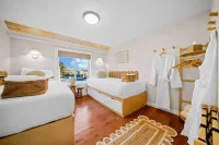 Spacious Retreat with Nostalgic Touches - Charming Coastal Oasis