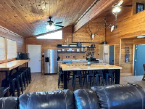 Spacious 5-bedroom, 5-Bathroom lodge! Sleeps 22! Across from famous Cody rodeo!