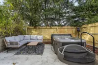 NEW Gorgeous 4bd near universities Hot tub + Games - บังกะโล