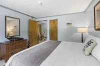 Lakefront Oasis with Whirlpool Tub and Kitchenette - Charming Retreat