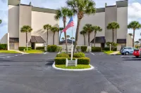 Sunny Retreat - Pool, No Drive Beach, Ocean View Hotels in Ormond-by-the-Sea